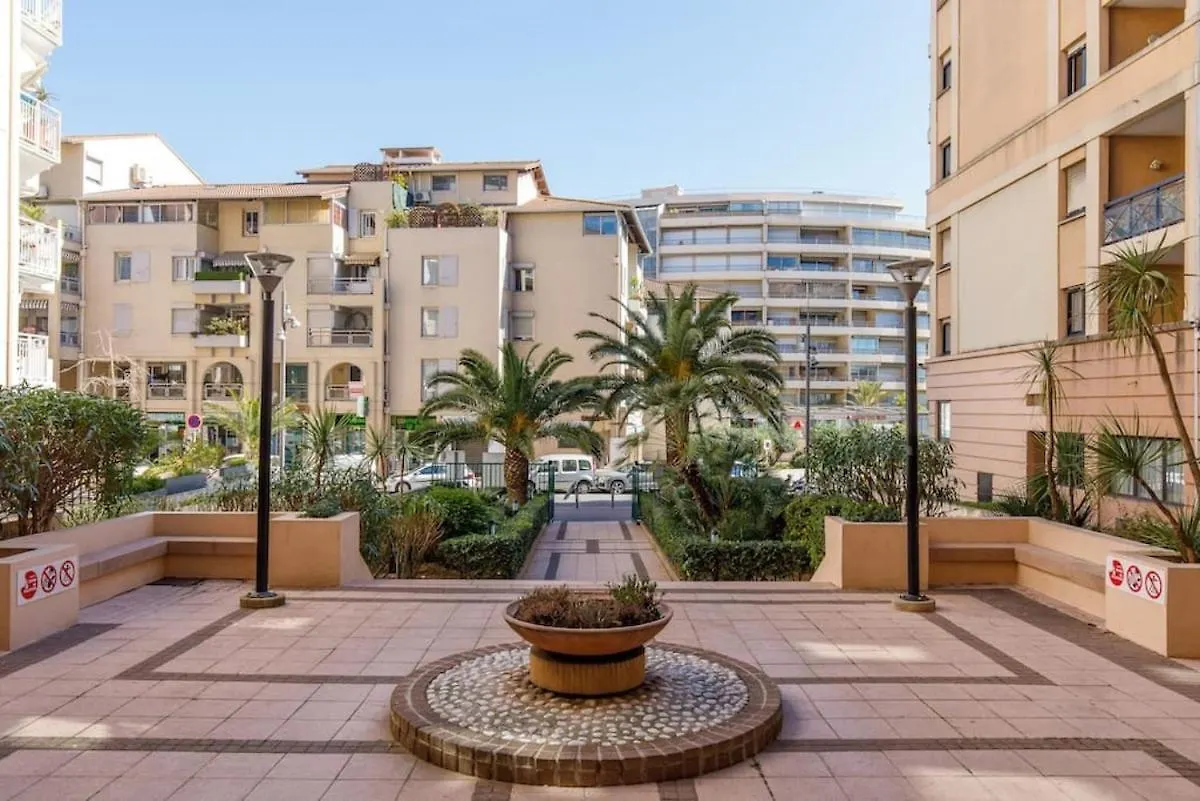 Palme D'Azur Yourhosthelper Cannes France